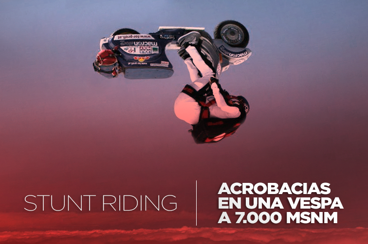 ¿Saltarías de una avioneta, en una motocicleta a más de 7.000 metros de altura?